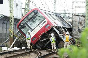 The scene of a truck collision on the Keihin Electric Express Railway Keikyu Line